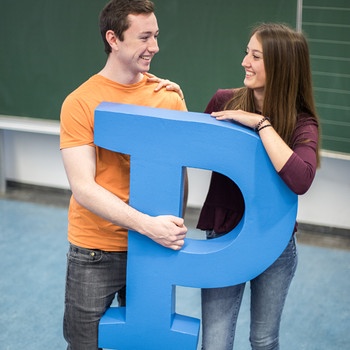 Schüler vor einem großen "P" | Bild: BR