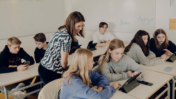 Jugendliche lernen bei einem Workshop in der Schule, Nachrichten einzuordnen und selbst eine Meldung zu verfassen. | Bild: BR | Dirk Bruniecki