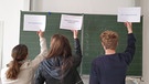 Schülermedientage 2022: Die Realschule am Judenstein in Regensburg beschäftigt sich mit der Glaubwürdigkeit von Nachrichten. | Bild: BR