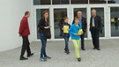 Schüler vor dem Gymnasium Buchloe | Bild: Gymnasium Buchloe