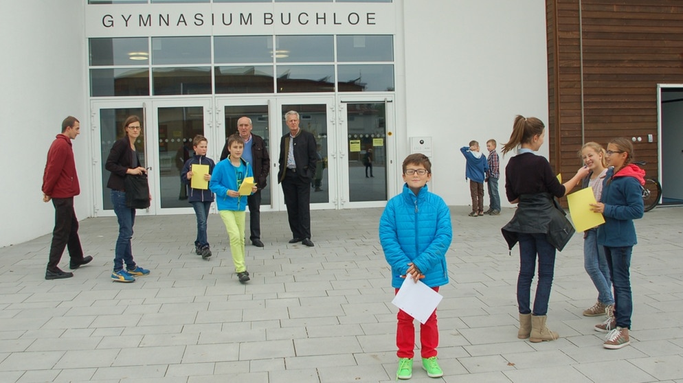 Schüler vor dem Gymnasium Buchloe | Bild: Gymnasium Buchloe