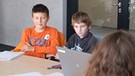 Schüler im Klassenzimmer an länglichem Tisch | Bild: Gymnasium Buchloe