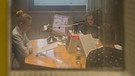 Blick durch die Glasscheibe ins Aufnahmestudio | Bild: Gymnasium Buchloe