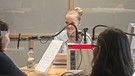 Schüler des Gymnasiums Buchloe im Studio vor Mikrofonen | Bild: Gymnasium Buchloe