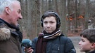 Zwei Jungen interviewen den Wildparkleiter Thomas Leier. | Bild: BR