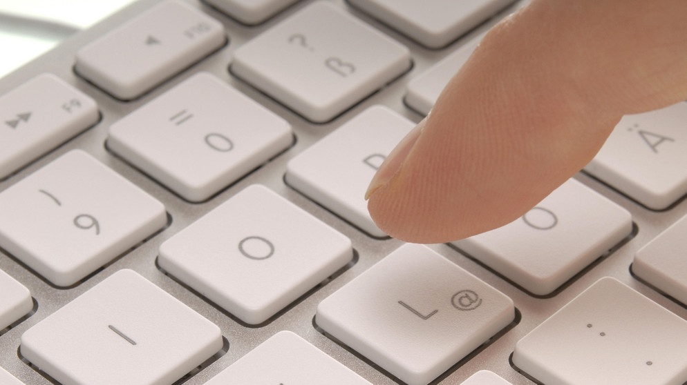 Frauenfinger drückt auf Tastatur. | Bild: picture-alliance/dpa