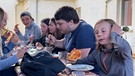 Bei den Treffen der christlichen Jugendgemeinschaft wird zusammen gegessen. | Bild: BR