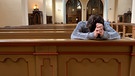 Beim Beten in der Kirche holt sich Angelo Ruhe und Kraft. | Bild: BR