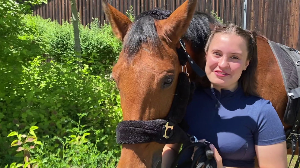 Screenshot: young reporter 2021 Emma mit ihrem Pferd Bijou. | Bild: BR
