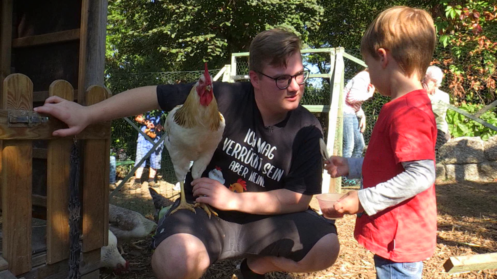 young reporter 2021: Florian ist stolz auf seine Hühner. | Bild: BR