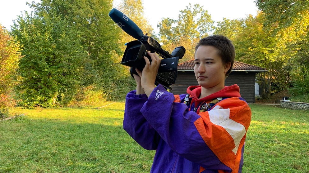 young reporter 2021: Pfadfinderin Hannah filmt die Pfadfinderwelt. | Bild: BR