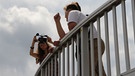 Medienkompetenz international - mit Gästen aus Israel und Osteuropa: Jugendliche filmen sich auf dem Olympiaturm. | Bild: BR