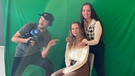 young reporter 2022: Anastasiia und Larissa beim Dreh vor dem Green Screen mit BR-Coach Basti. | Bild: BR 