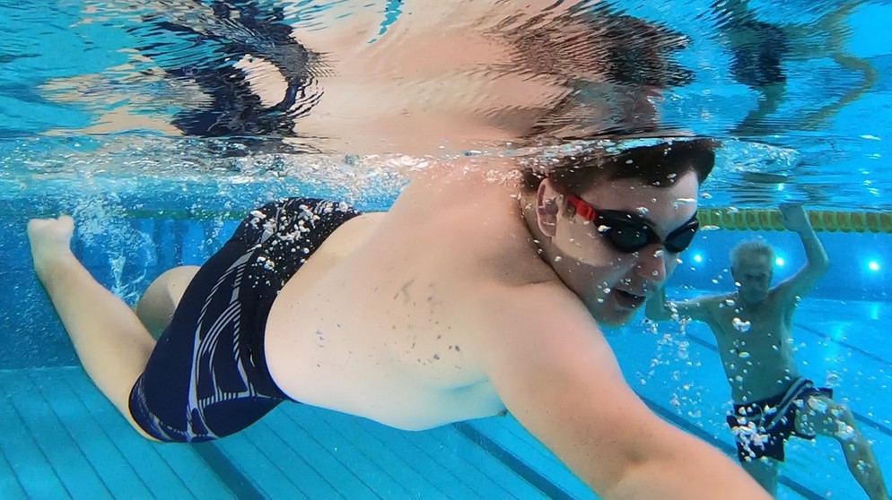 young reporter 2021: Sebastian beim Schwimmen. | Bild: BR