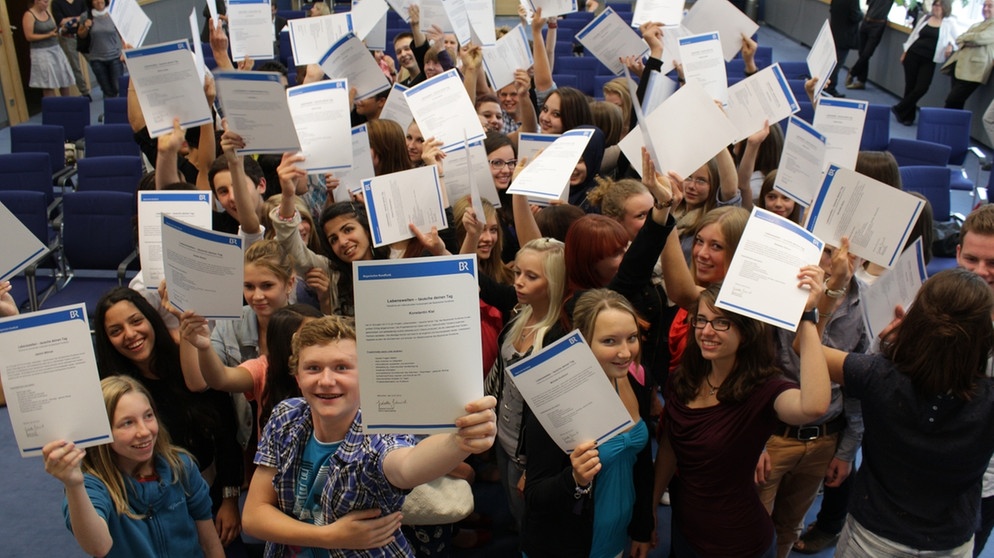 Die Schüler und Schülerinnen präsentieren ihre Teilnahme- und Abschlusszertifikate zum Lebenswelten-Projekt | Bild: BR/Salome Rodeck