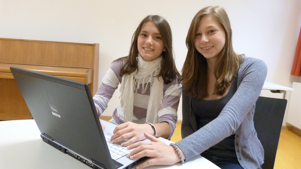 Inga Lenz und Elena Urosevic vom Paul-Pfinzing-Gymnasium in Hersbruck | Bild: BR