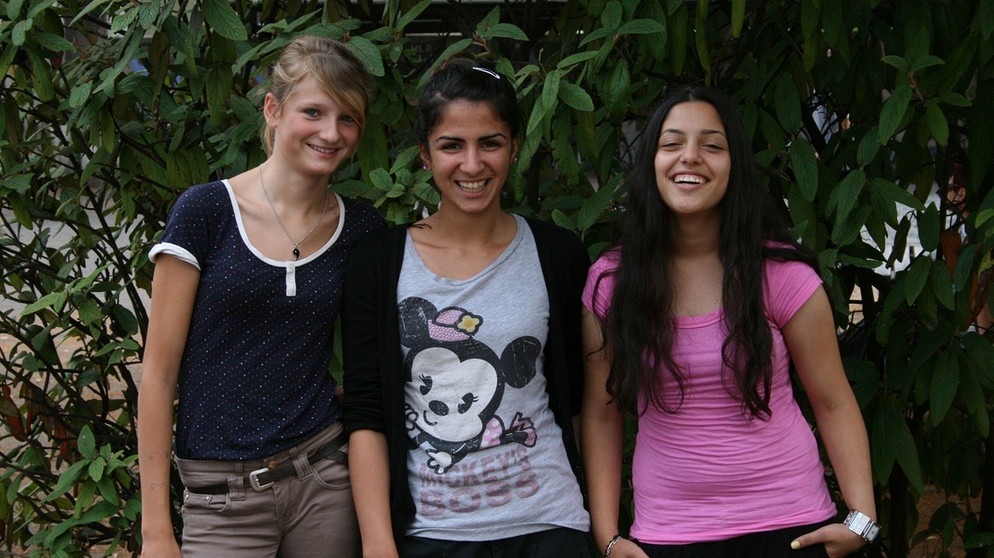 Amy Ruth, Deniz Cevik und Gülhat Ergün von der Frieden-Mittelschule Schweinfurt | Bild: BR