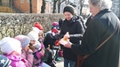 Schüler der Klassen 1a fragen Nachbarn nach deren Kindheit in Haidhausen. | Bild: BR/Veronika Baum