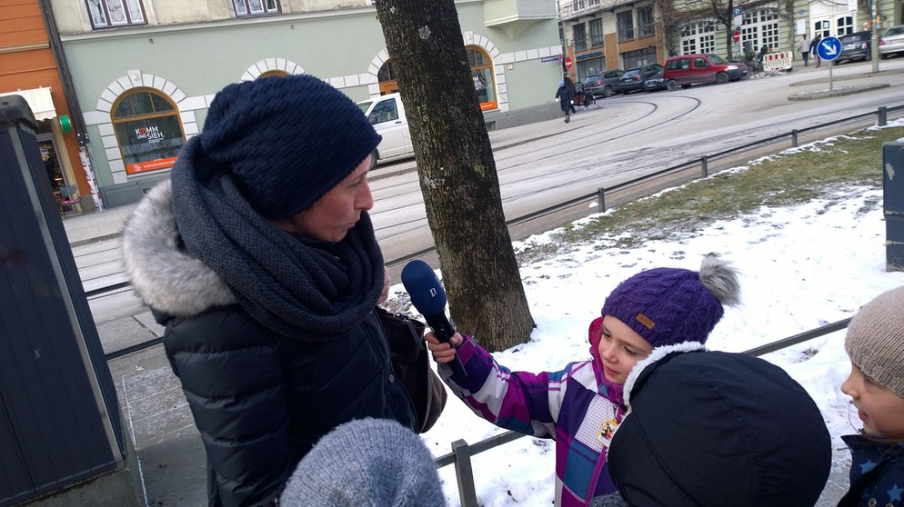 Schüler der Klassen 1a fragen Nachbarn nach deren Kindheit in Haidhausen. | Bild: BR/Veronika Baum