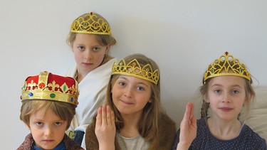 Vier Kinder als Prinzessinen und König verkleidet | Bild: BR /Silke Wolfrum