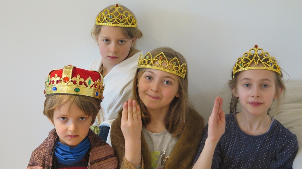 Vier Kinder als Prinzessinen und König verkleidet | Bild: BR /Silke Wolfrum