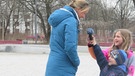 Zwei Kinder müssen sich strecken, um eine Frau zu interviewen. | Bild: BR /Silke Wolfrum