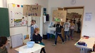 Kinder der Grundschule am Amphionpark präsentieren ihr Projekt. | Bild: BR | Silke Wolfrum