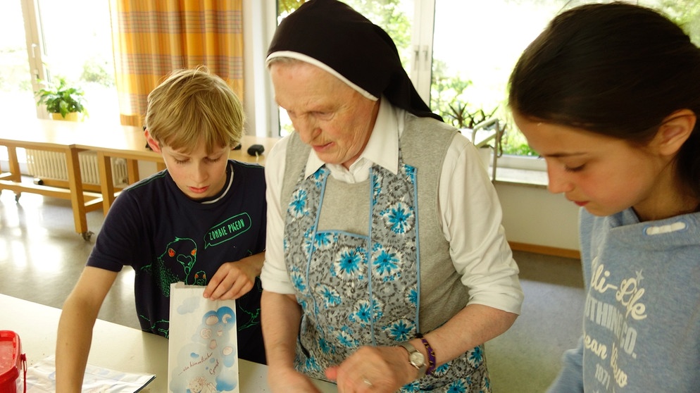 Nonne und Kinder beim Projekt MünchenHören | Bild: Kristina Dumas