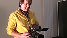 Ein Mann mit einer Videokamera. | Bild: Elke Dillmann