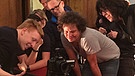 Trainer Peter Allgaier zeigt das Filmen mit der Spiegelreflexkamera. | Bild: Elke Dillmann