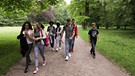 Die Schülerinnen und Schüler des Adolf-Weber-Gymnasiums im Nymphenburger Schlosspark | Bild: BR