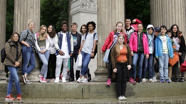 Die Schülerinnen und Schüler des Adolf-Weber-Gymnasiums im Nymphenburger Schlosspark | Bild: BR