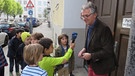 Die Klasse 2c der Grundschule an der Implerstraße berichten über Johann Impler | Bild: BR