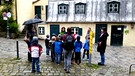 Die Schüler der Klasse 1c der Grundschule an der Kirchenstraße erkunden ihr Viertel bei einer Stadtführung durch Haidhausen | Bild: BR / Nina Lamba