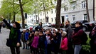 Die Schüler der Klasse 1c der Grundschule an der Kirchenstraße erkunden ihr Viertel bei einer Stadtführung durch Haidhausen | Bild: BR / Nina Lamba