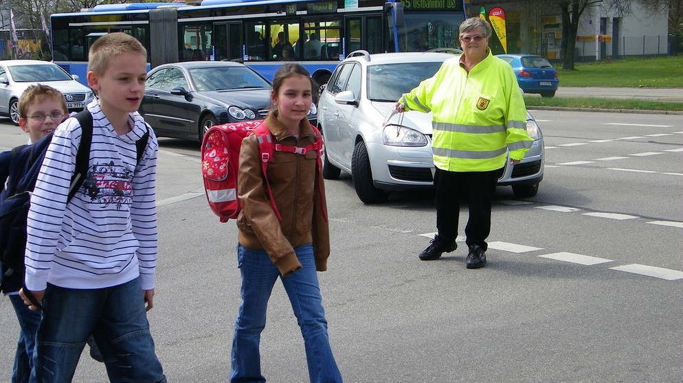 Die Schülerlotsin am Innsbrucker Ring | Bild: BR