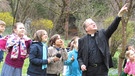 Der Pfarrer mit den Kindern unterm Birnbaum | Bild: BR