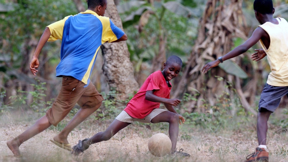 Kleiner Fußballer in Afrika | Bild: picture-alliance/dpa