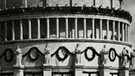 Schwarz-weiß Fotografie der für die Kaiserfeier 1913 außen festlich geschmückten Befreiungshalle in Kelheim mit Aufmarsch der Ehrengäste | Bild: Stadtarchiv Kelheim