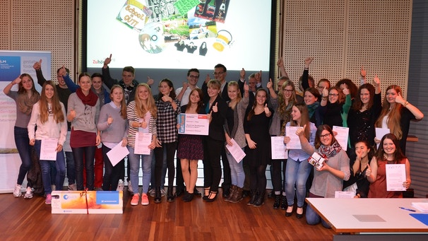 Die Schüler der drei Gewinner-Schulen des tat:funk-Wettbewerbs 2014 | Bild: Bayerische Landeszentrale für neue Medien