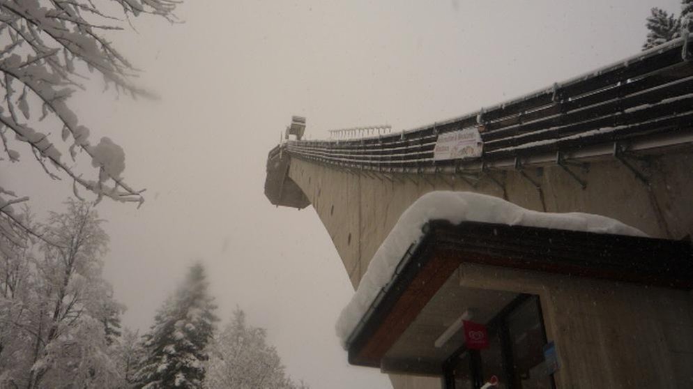 Das verschneite Oberstdorf - Aufnahme von der Skiflugschanze | Bild: BR
