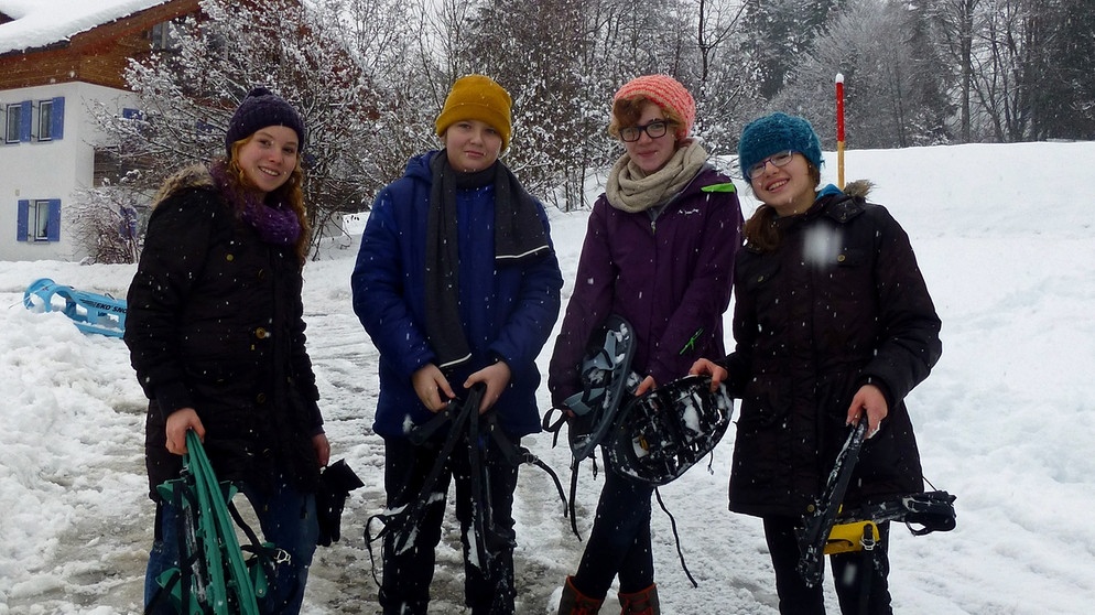 Workshop-Schüler im verschneiten Oberstdorf vor der Jugendherberge | Bild: BR