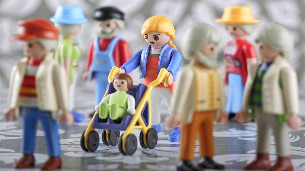 Gruppe Playmobil-Figuren mit Kinderwagen | Bild: picture-alliance/dpa