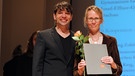 Projektleiterin Elisabeth Utz (r.) mit dem Moderator der Preisverleihung Juri Tetzlaff | Bild: Kinder zum Olymp