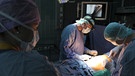 In einem OP-Saal wird minimalinvasiv operiert. | Bild: picture-alliance/dpa