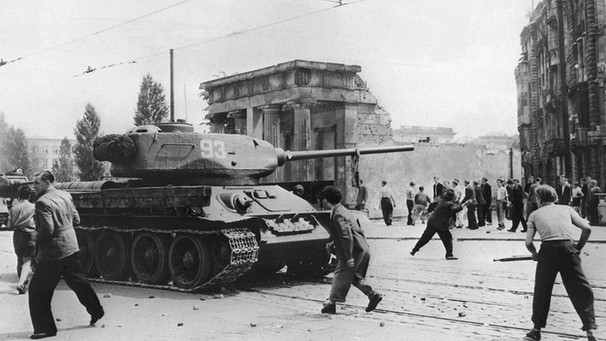 Demonstranten werfen Steine auf Sowjet-Panzer | Bild: picture-alliance/dpa
