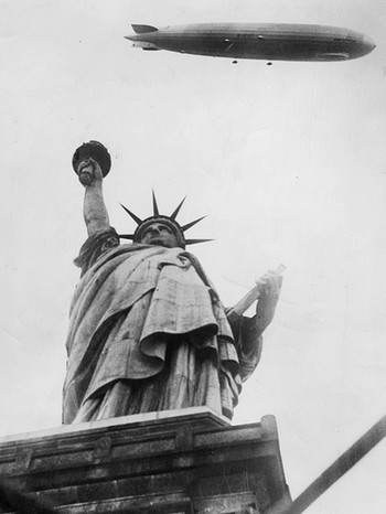 Zeppelin LZ 127 über New Yorker Freiheitsstatue (Aufnahme von 1929) | Bild: SZ Photo / Scherl