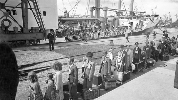1951 im Hamburger Hafen: Deutsche Auswanderer nach Kanada | Bild: SZ Photo
