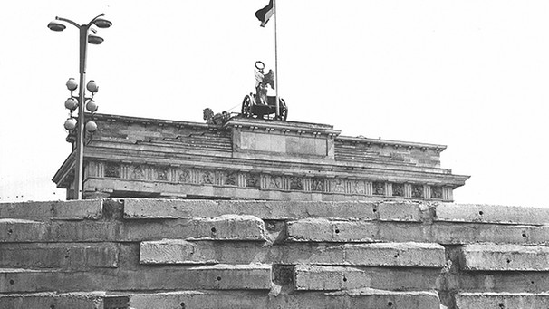 [13.06.1961] Die vor dem Brandenburger Tor errichtete Mauer | Bild: picture-alliance/dpa