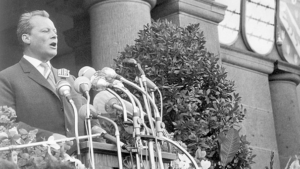 [13.08.1961] Willy Brandt spricht am 16.8.1961 bei einer Demonstration gegen die Abriegelung Berlins | Bild: picture-alliance/dpa